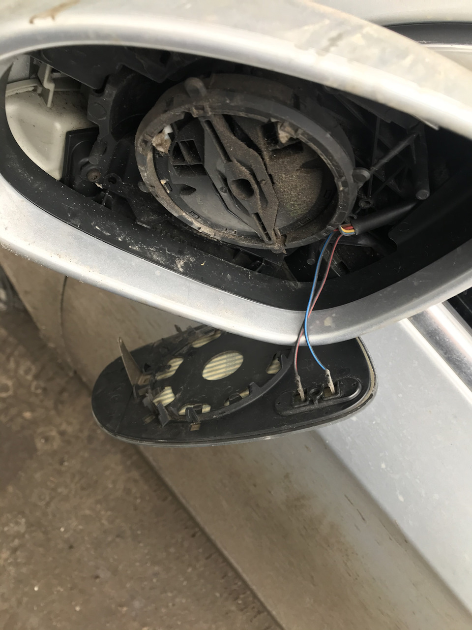 Зміна повторювачів повороту в дзеркалі Passat b6 2
