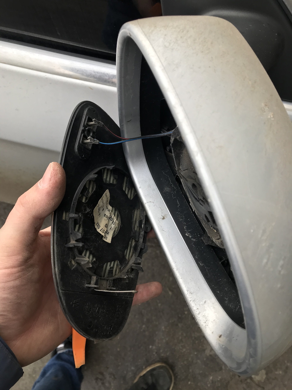 Зміна повторювачів повороту в дзеркалі Passat b6 1