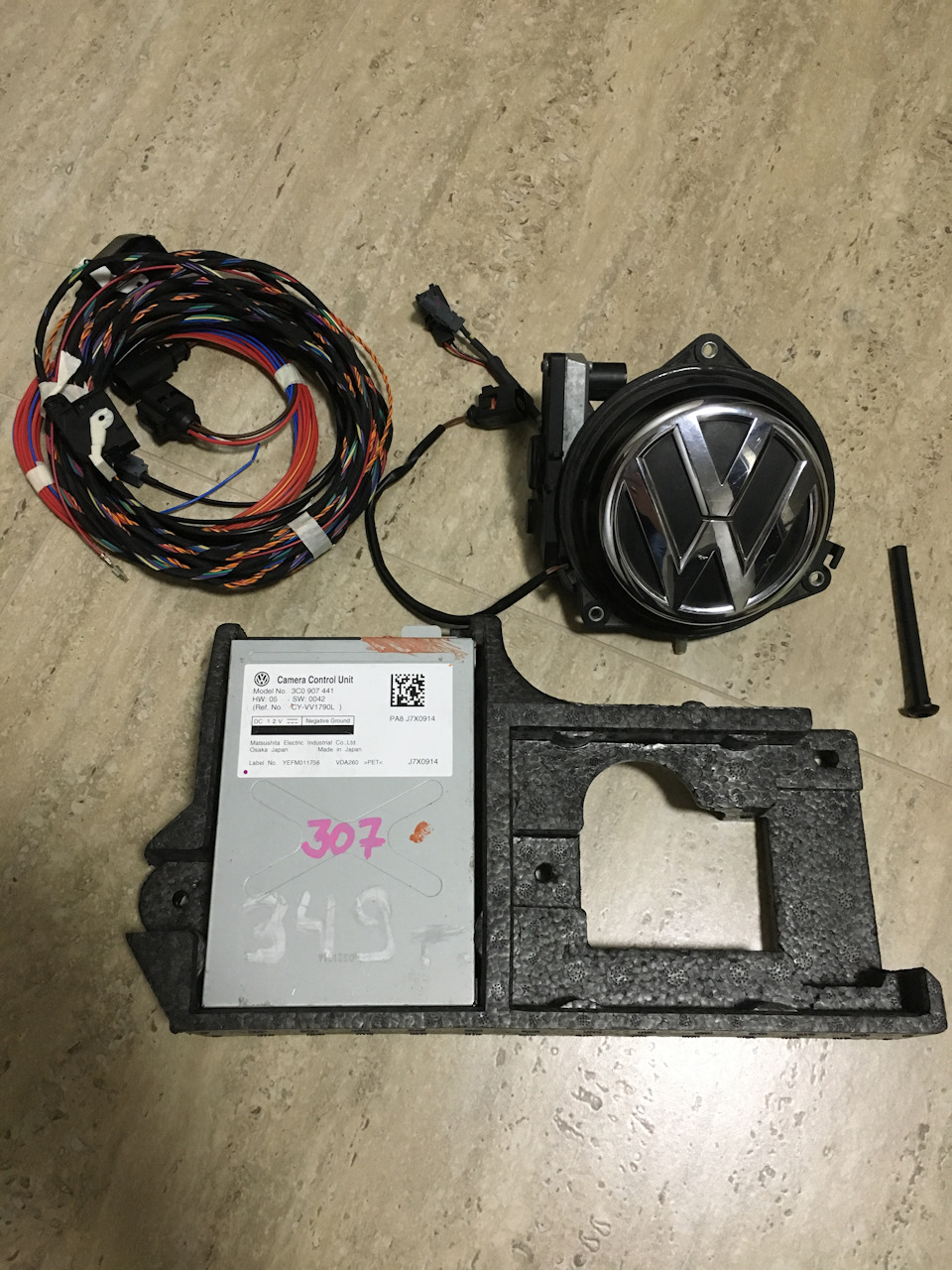Камера в значку Passat cc 1
