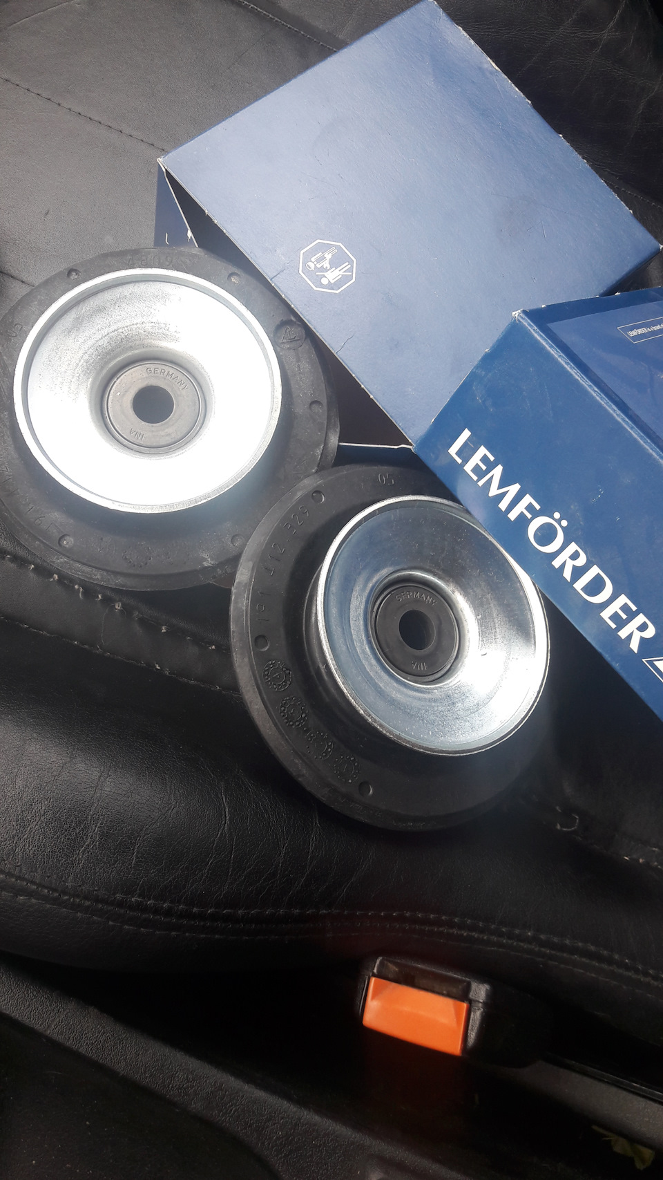 Подушки амортизаторів Passat б3_) 1