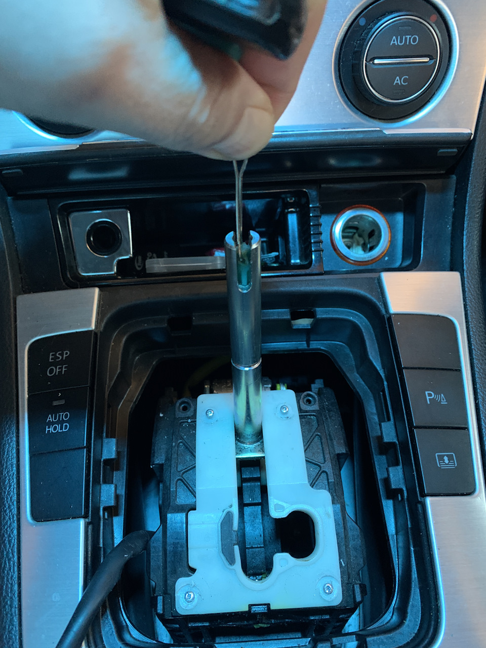 Прошу допомоги лопнув шток у селекторі акпп vw passat b6 3