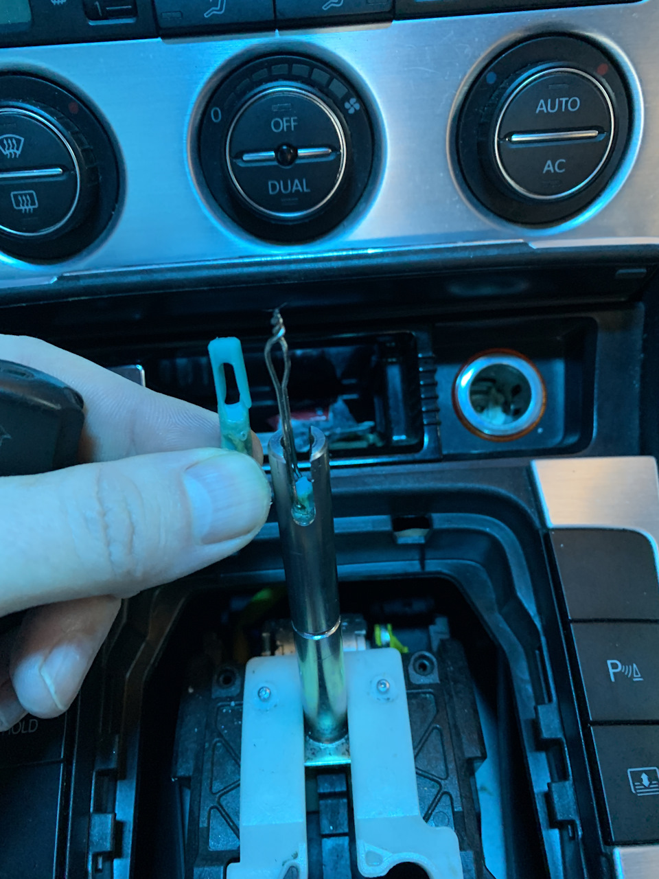 Прошу допомоги лопнув шток у селекторі акпп vw passat b6 1