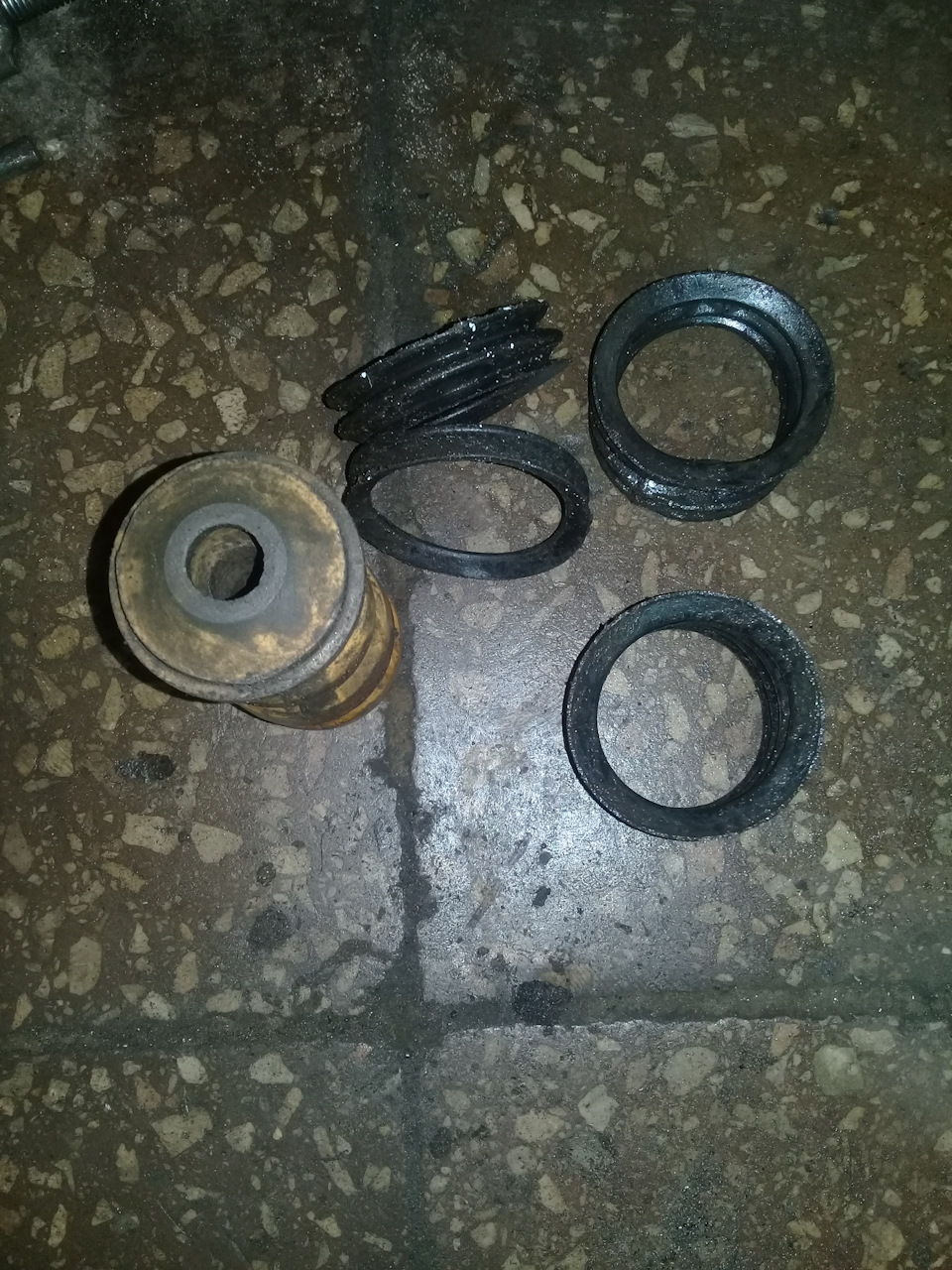 Заміна ремкомплекту задніх стійок, встановлення пильовика (зашиті) під багажником. Заміна ущільнювача багажника від Газ 3110. 1