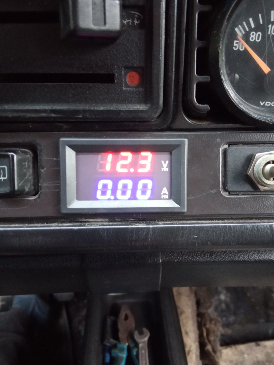Вольтметр в панель приладів 4
