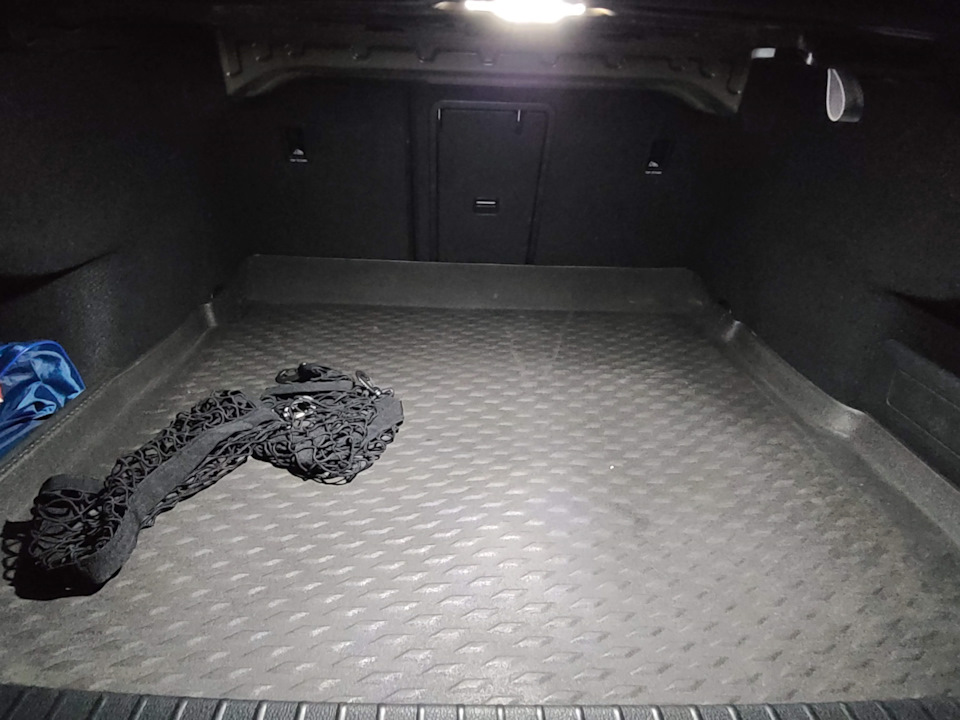 Заміна плафона багажника на світлодіодний у Passat B8 4