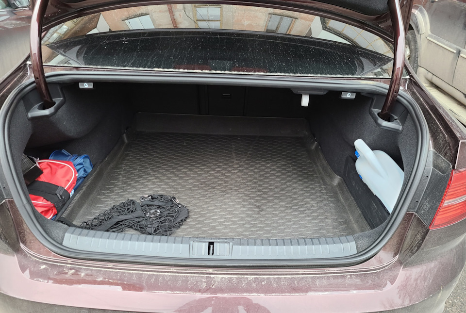 Заміна плафона багажника на світлодіодний у Passat B8 2