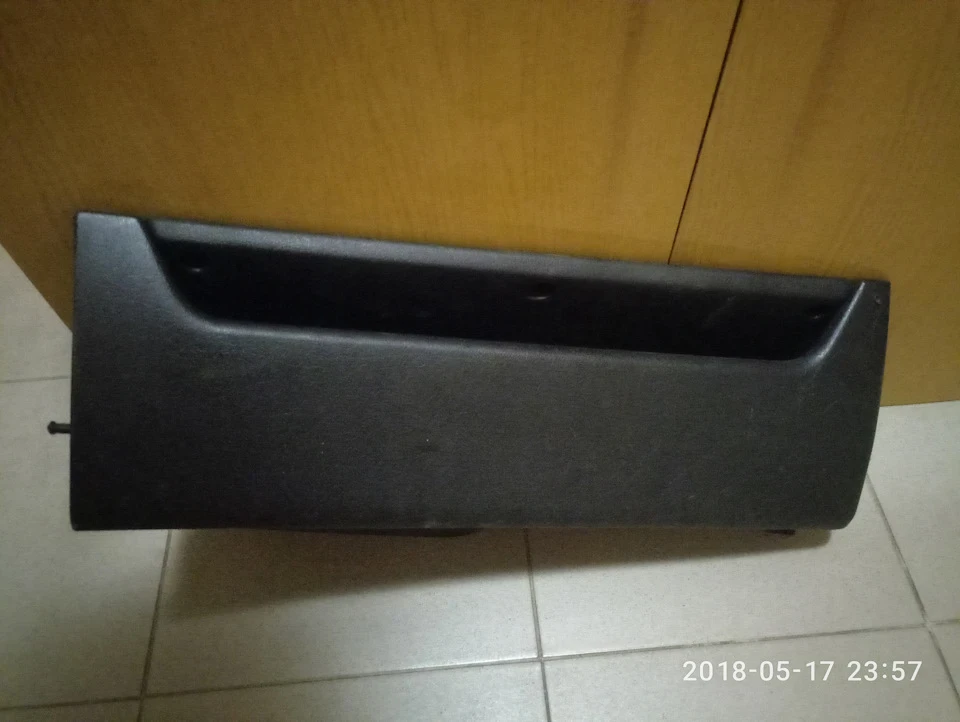 Полиця під бардачок пасажира