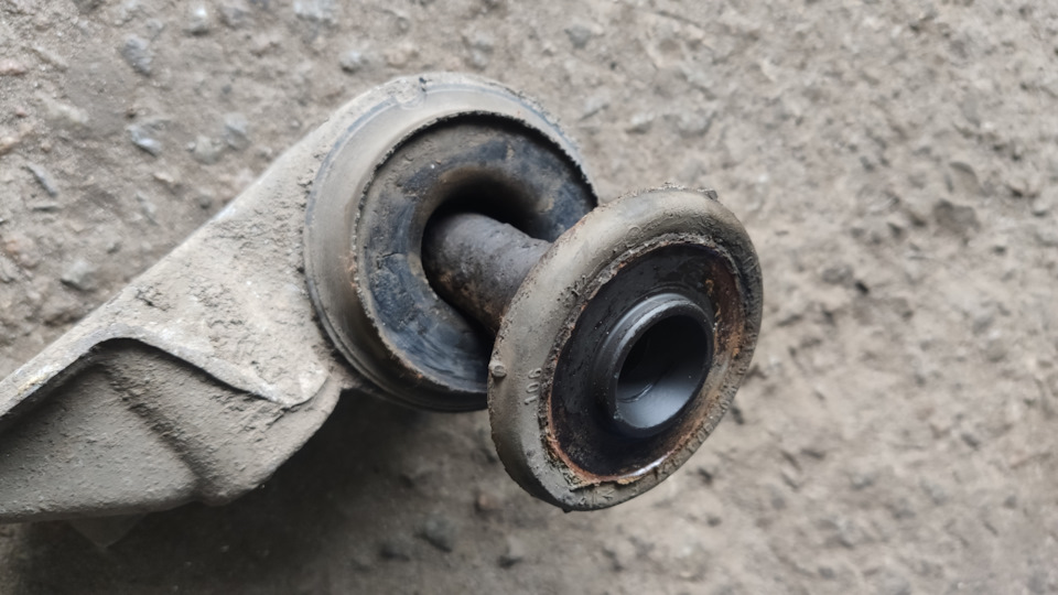 Заміна задніх сайлентів балки + тимчасовий ремонт глушника 1