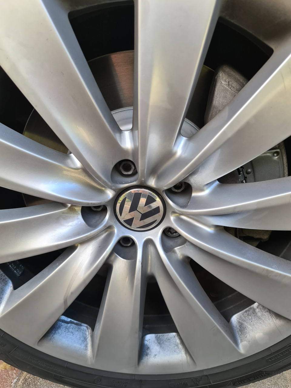Ковпачки колісних болтів на VW Phaeton 1
