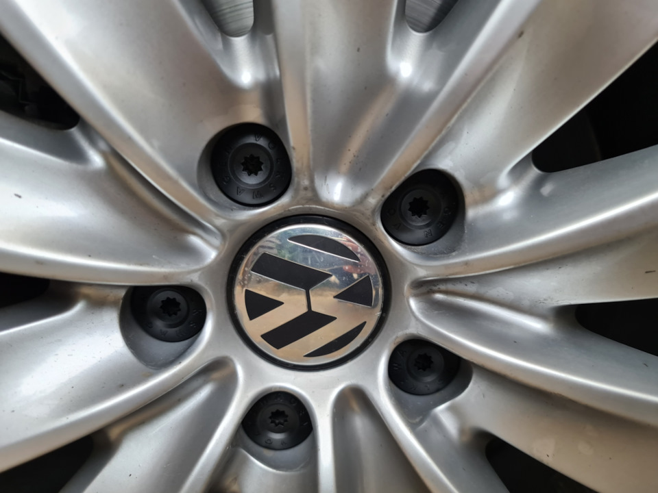 Ковпачки колісних болтів на VW Phaeton 2