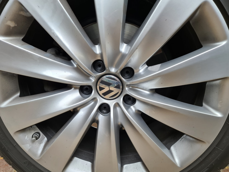 Ковпачки колісних болтів на VW Phaeton 4