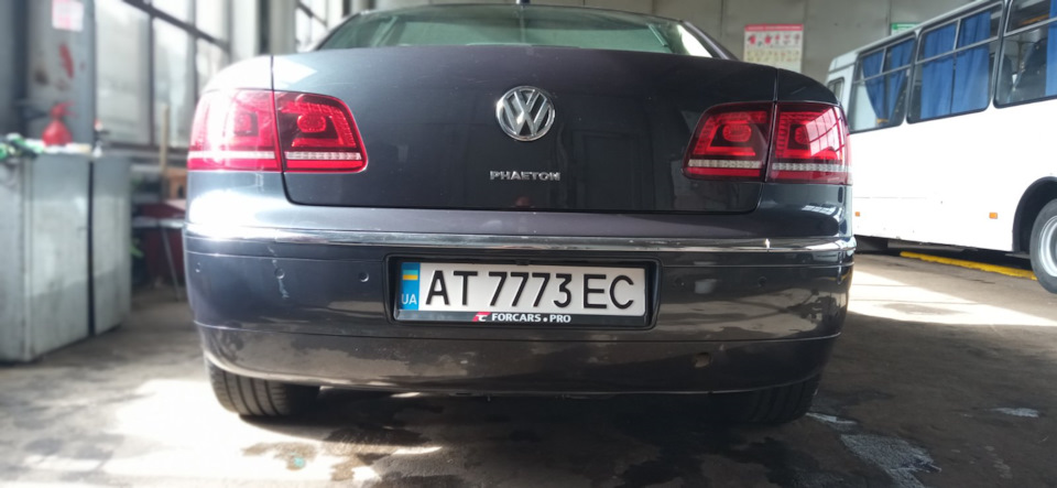 Встановлення шильдів на VW Phaeton 2