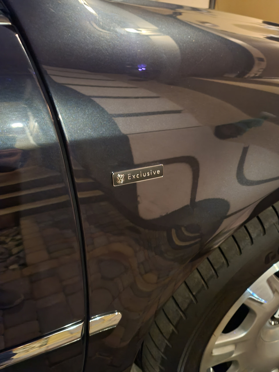 Встановлення шильдів на VW Phaeton 4