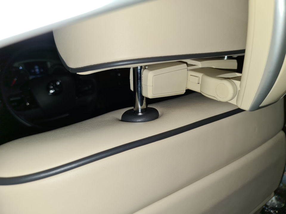 Вішалка на підголівник на VW Phaeton 4