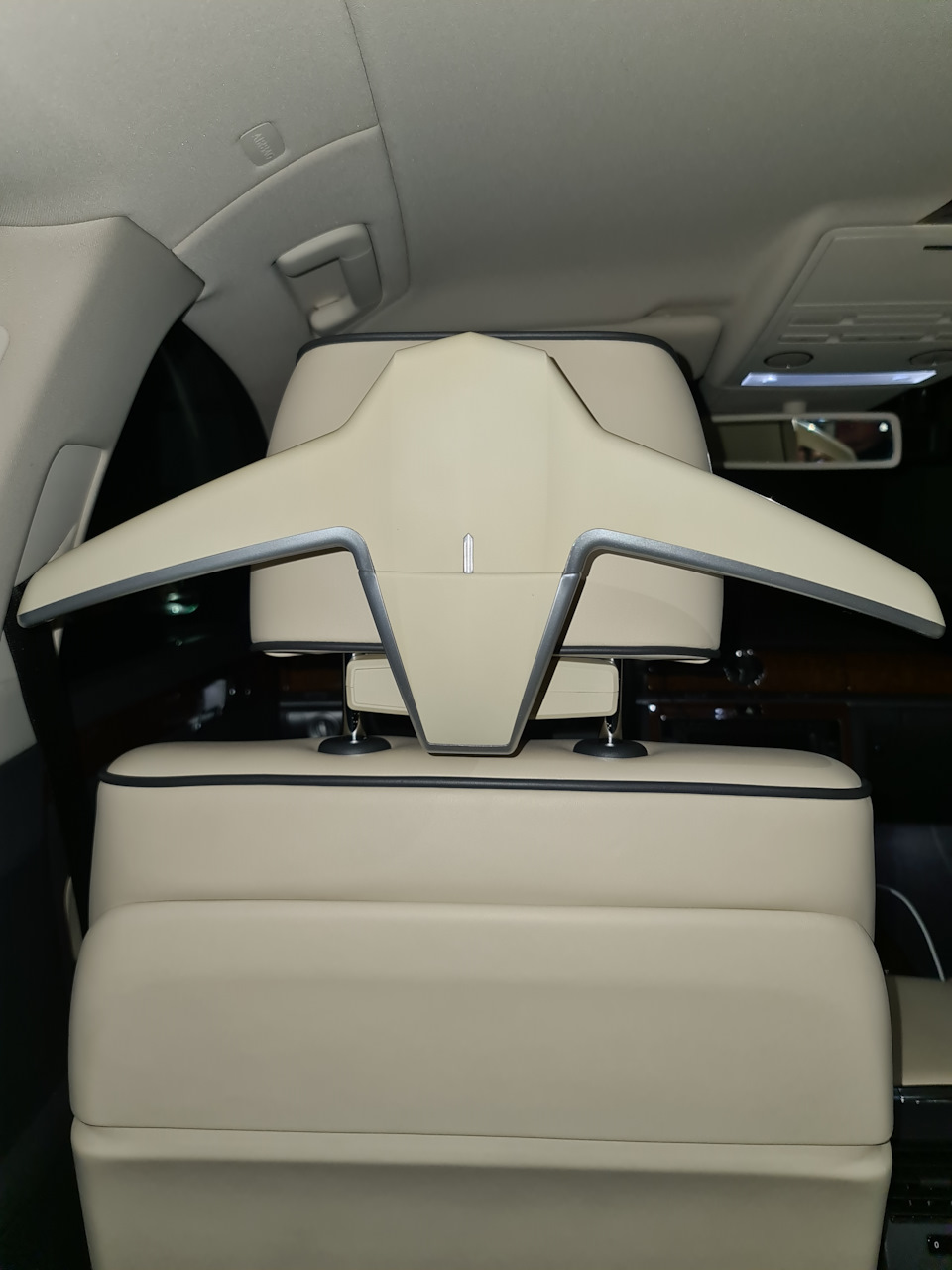 Вішалка на підголівник на VW Phaeton 1