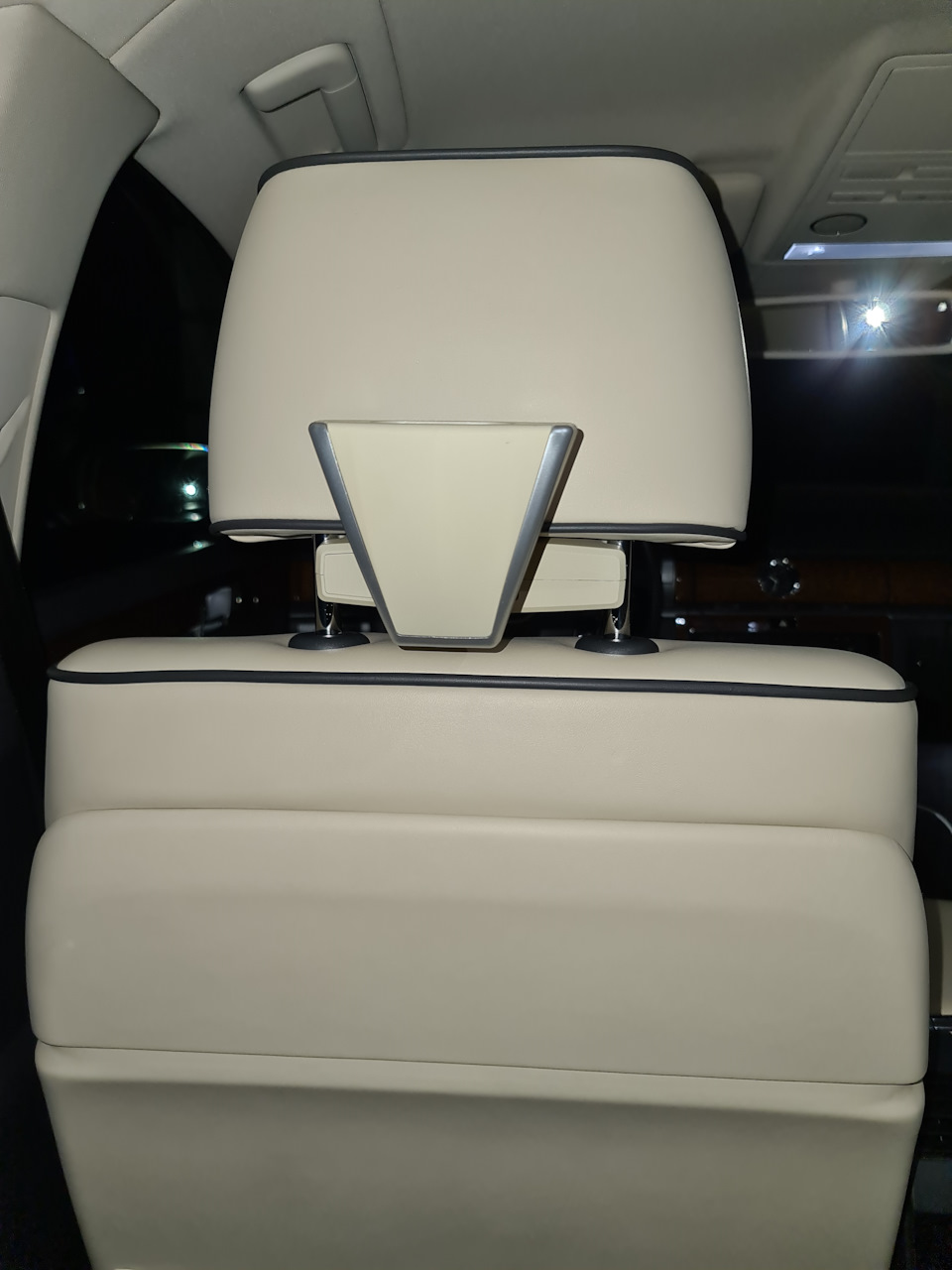 Вішалка на підголівник на VW Phaeton 2