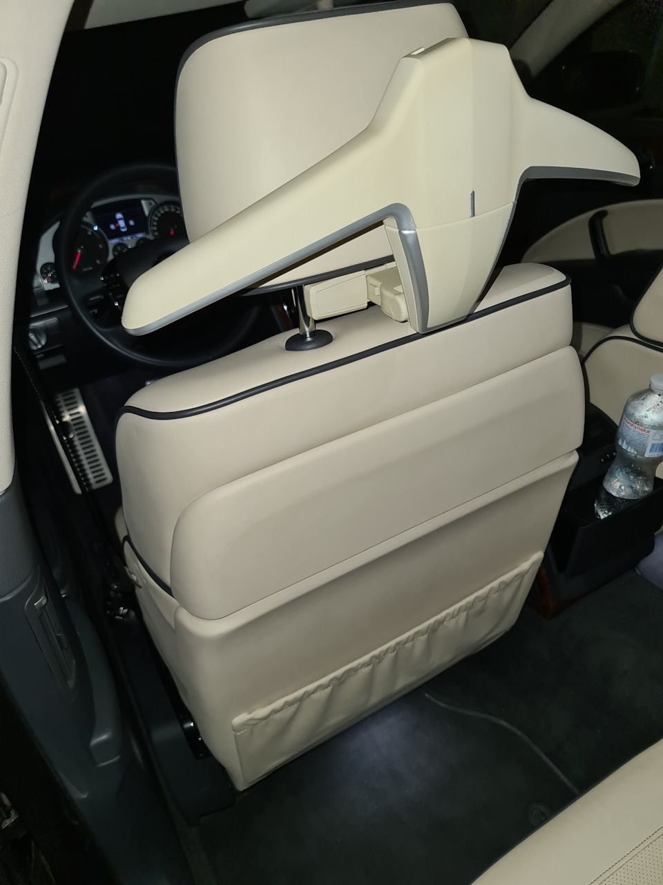 Вішалка на підголівник на VW Phaeton 5