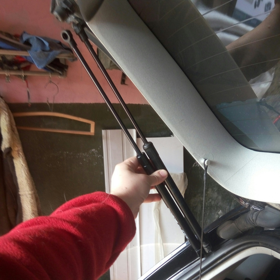 Заміна стійок багажника VW Polo 9N (Mk4) 4