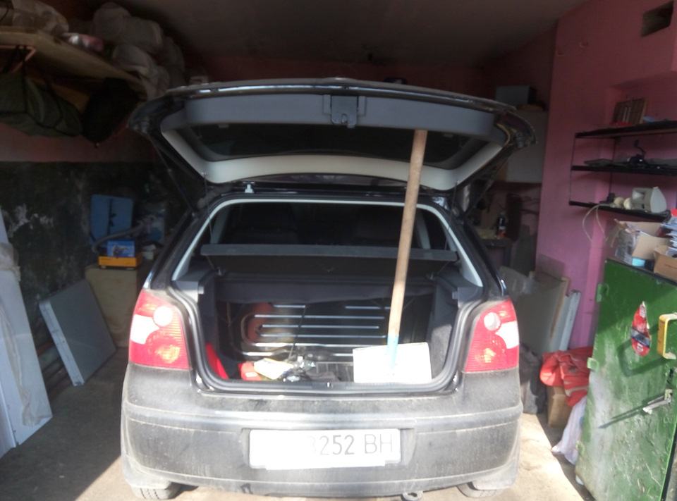 Заміна стійок багажника VW Polo 9N (Mk4) 3