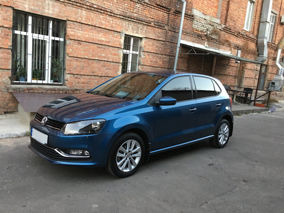 Рішітки радіатора, переднього бампера та ручки дверей від VW Polo Highline. 2