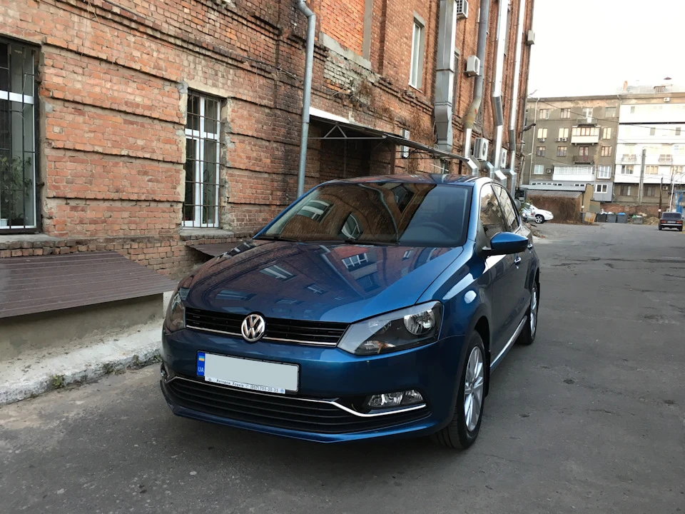 Рішітки радіатора, переднього бампера та ручки дверей від VW Polo Highline.