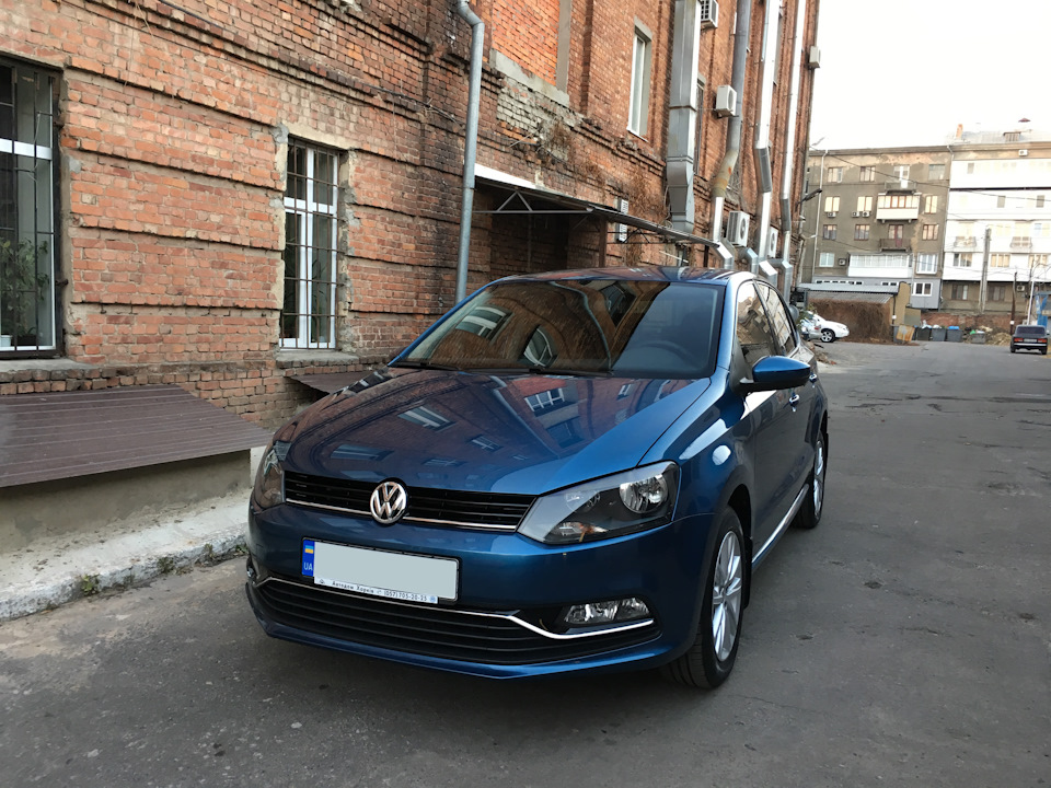 Рішітки радіатора, переднього бампера та ручки дверей від VW Polo Highline. 1