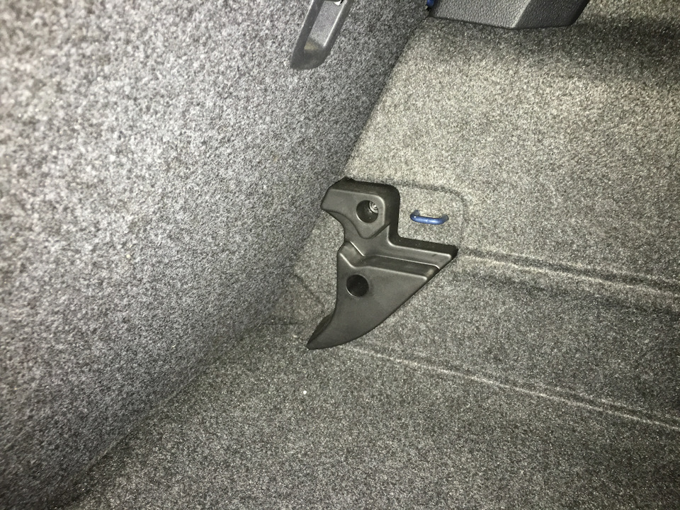 Висока підлога багажника від VW Polo Highline. 4