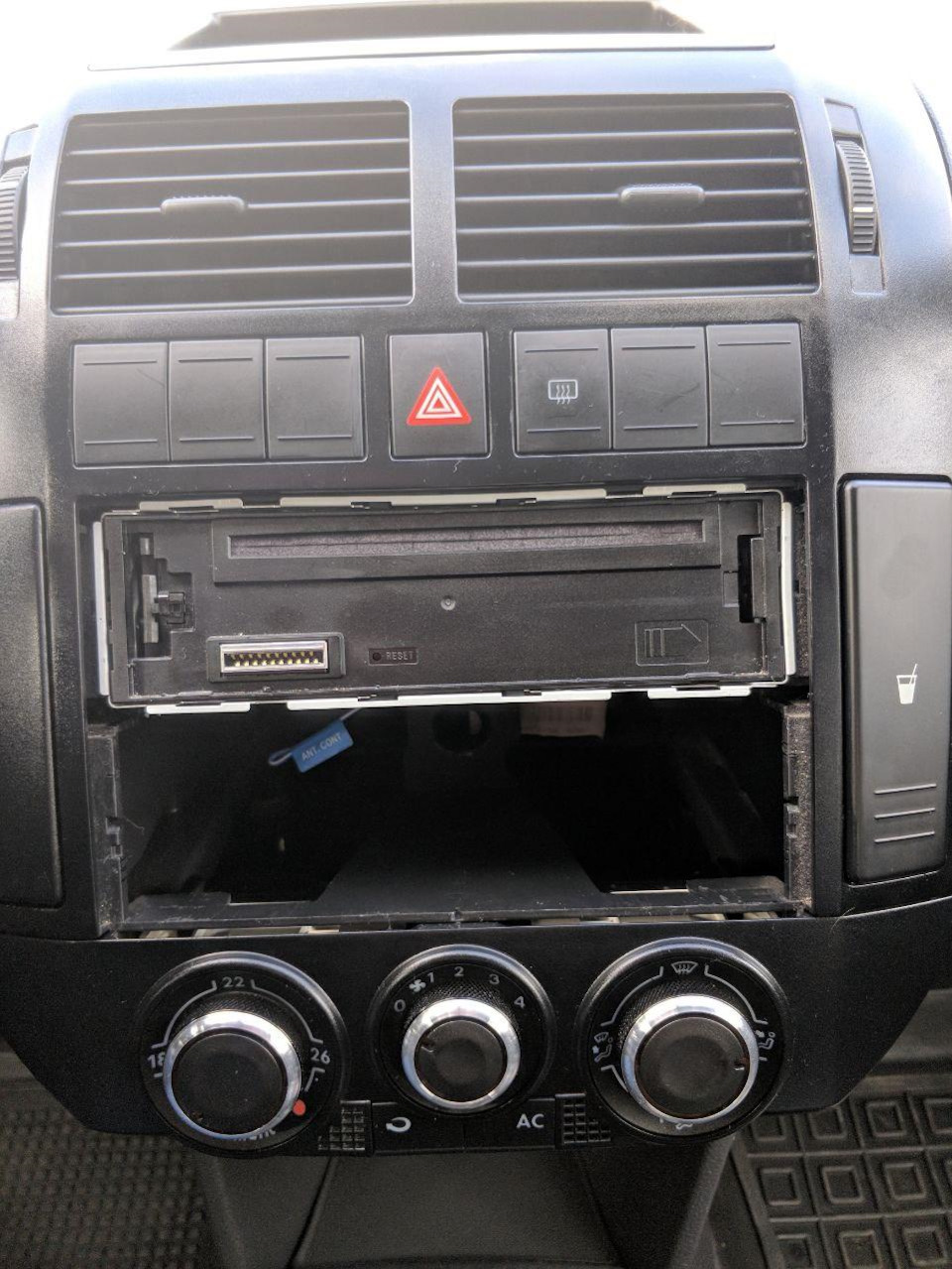 Установка 2din магнітоли та коаксіальних динаміків у Volkswagen Polo 4 mk4 9n 2002р. 2