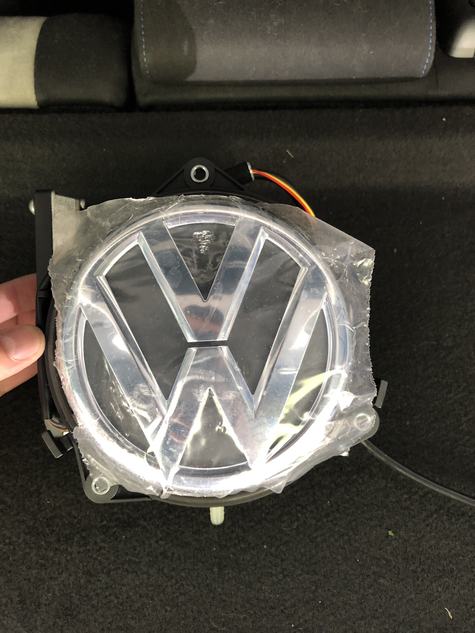 Оригінальна камера заднього виду в емблемі VW 1