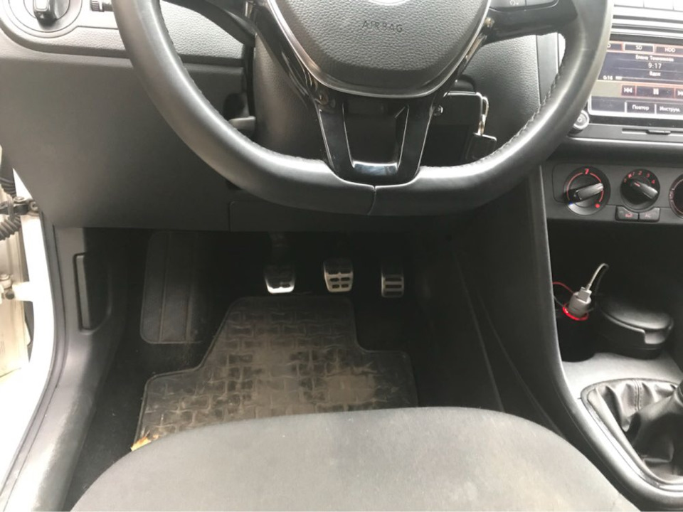 Поставив накладки на педалі GTI 1