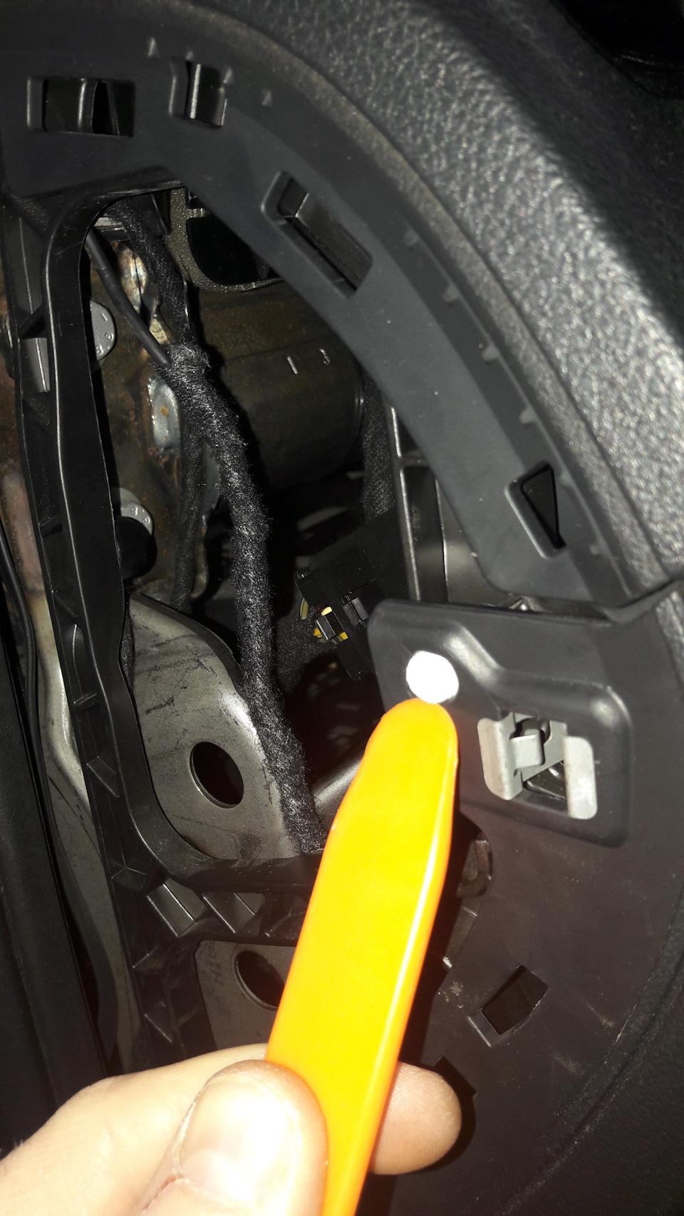 Цвіркун з боків панелі 3