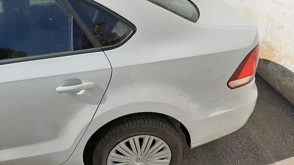 Дряпнув приблизно з півроку тому, відвіз до рихтувальника, але результат вийшов хз 3