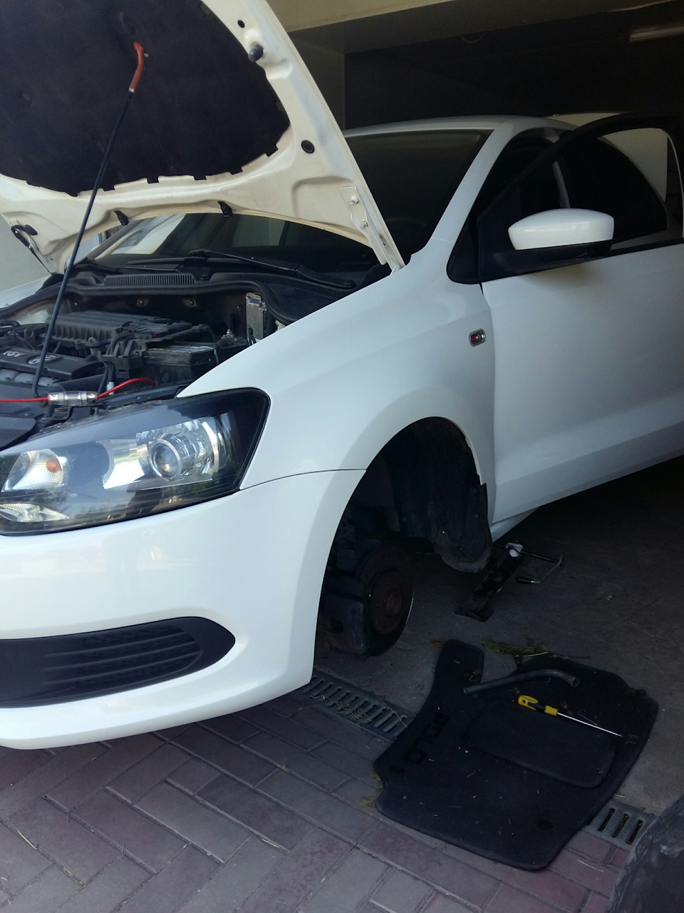 Сабвуфер у Polo sedan 2