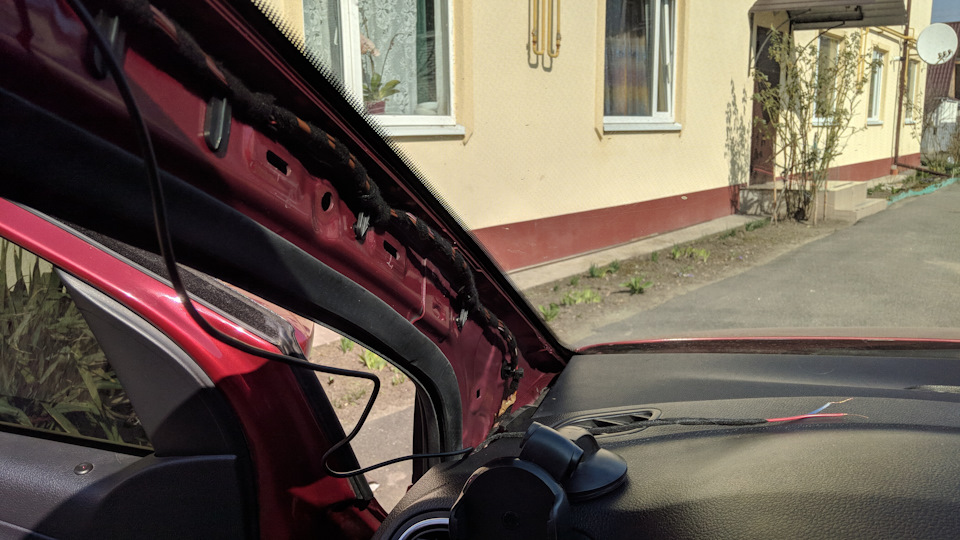 Реєстратор: сховав провід і світло в ноги 1