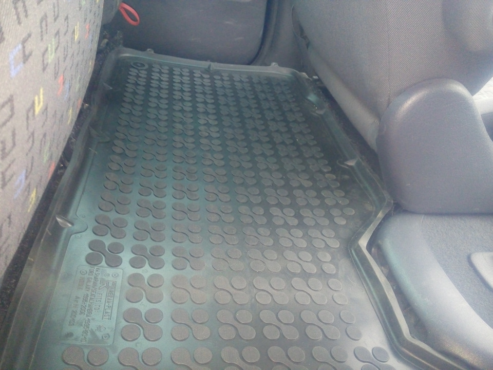 Приїхали нові гумові килимки до салону. Польської фірми Rezaw-plast 5