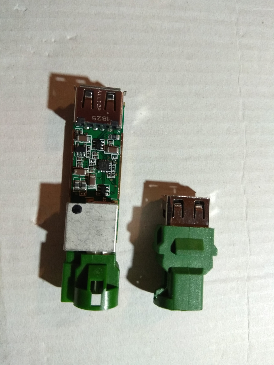Що всередині USB роз'єму VAG? 1