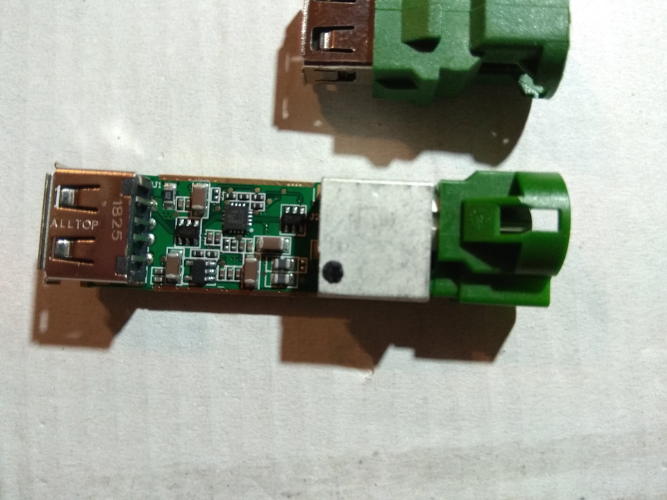 Що всередині USB роз'єму VAG? 5