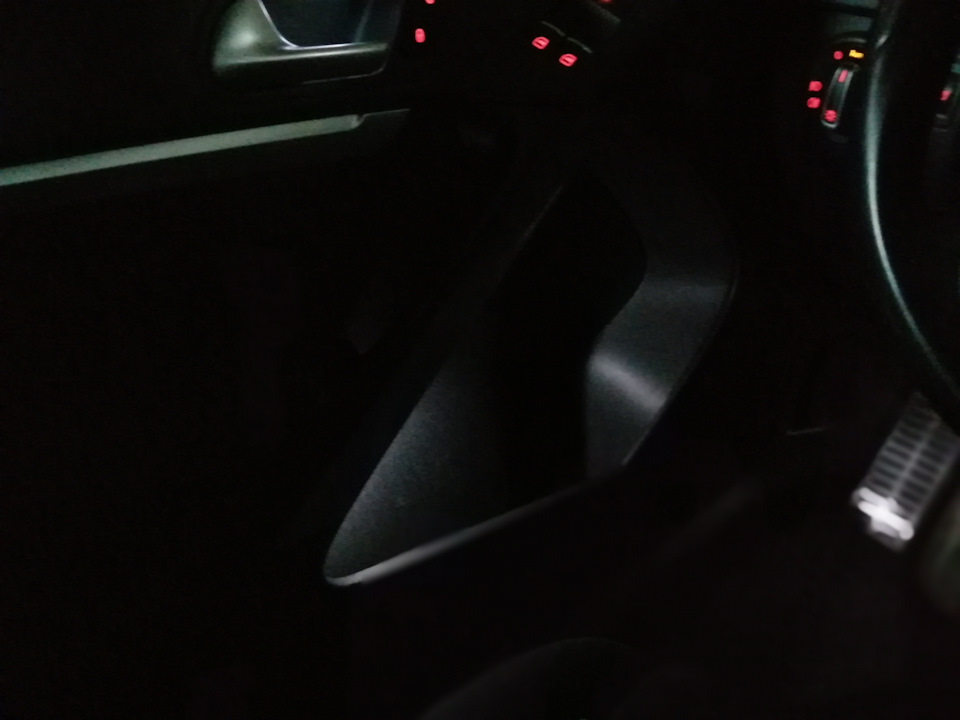Встановлено ambient підсвічування у двері Tiguan 5