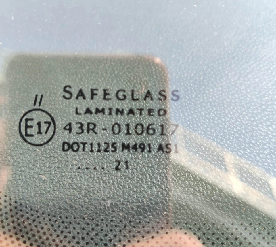 Різне: оббивка керма та накладка ручки АКПП з аліекспрес, скло safeglass, обклеювання прорізів на дверцятами прозорою плівкою.