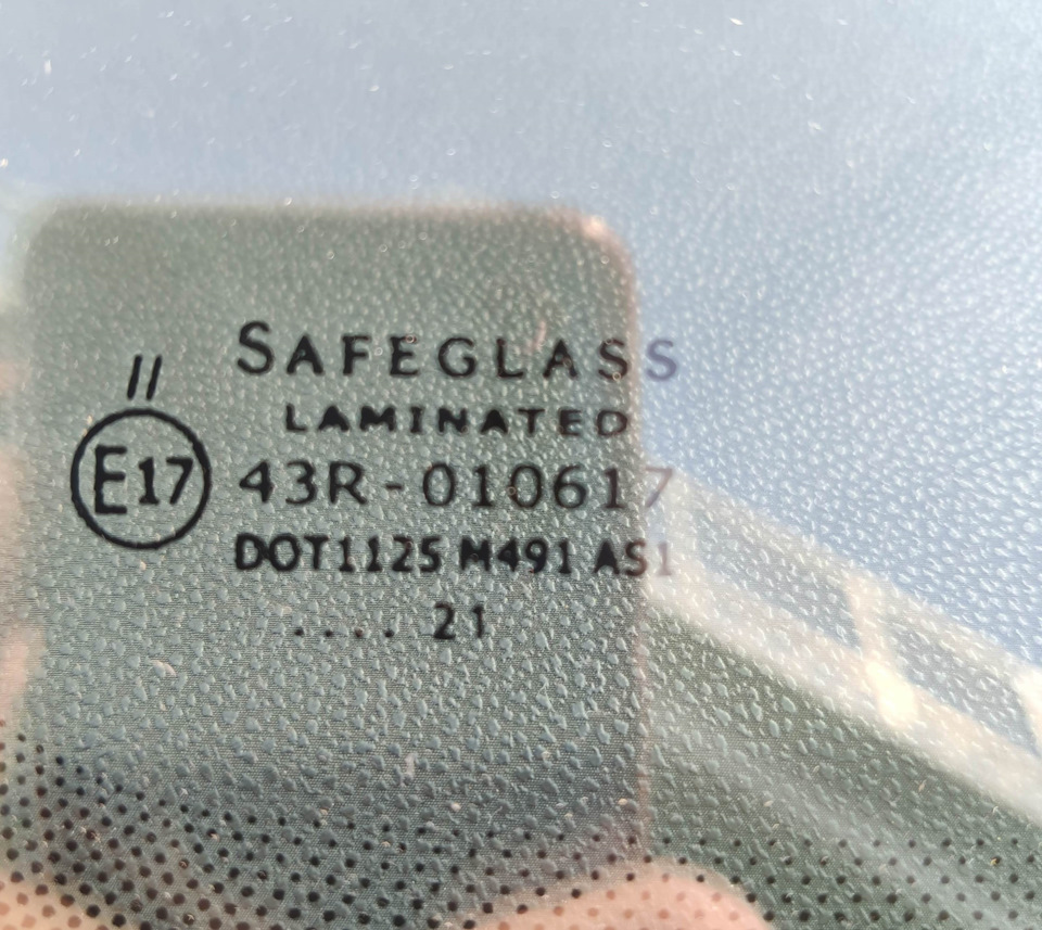 Різне: оббивка керма та накладка ручки АКПП з аліекспрес, скло safeglass, обклеювання прорізів на дверцятами прозорою плівкою. 1