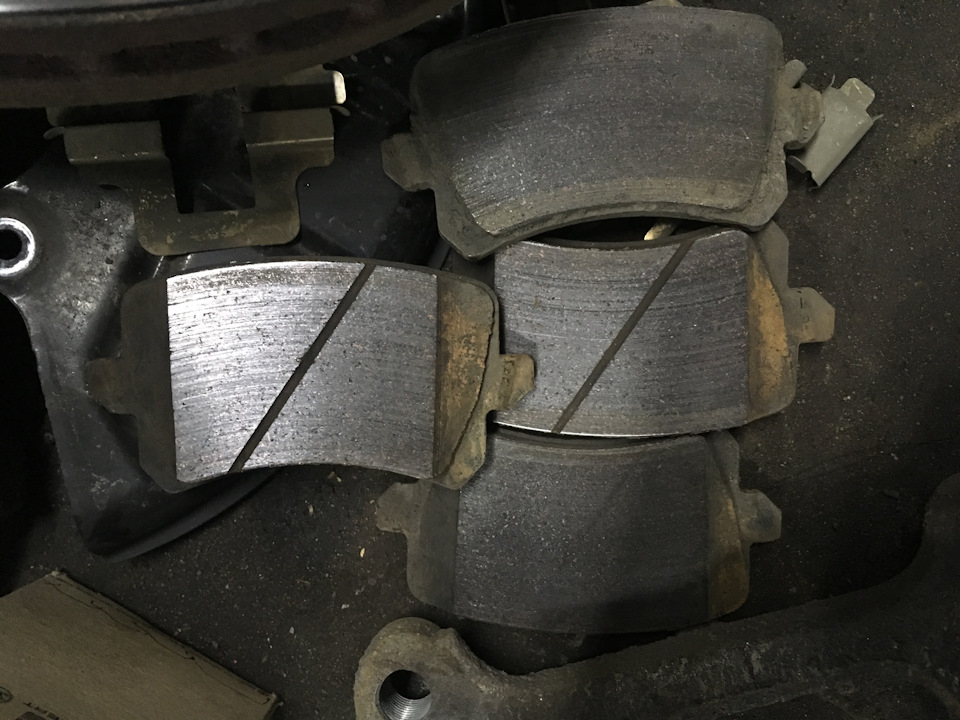 Заміна задніх колодок на VW Tiguan 2