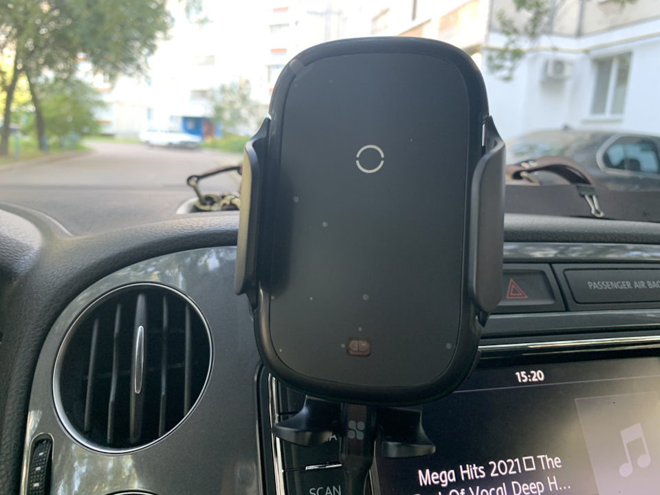 VW Tiguan《Intelligent》: Тримач телефону, гачки для пакетів 5