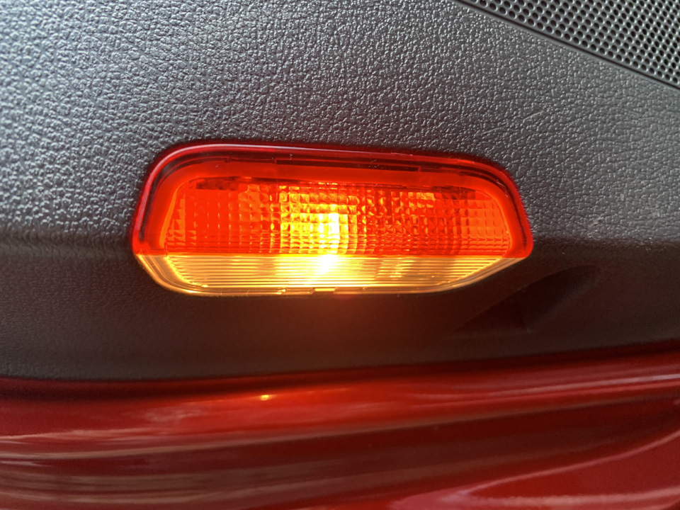 VW Tiguan《Intelligent》: Діодне підсвічування у двері 5