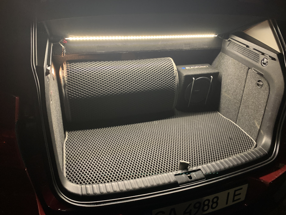 VW Tiguan《Intelligent》: Освітлення багажника, салону та номера 1