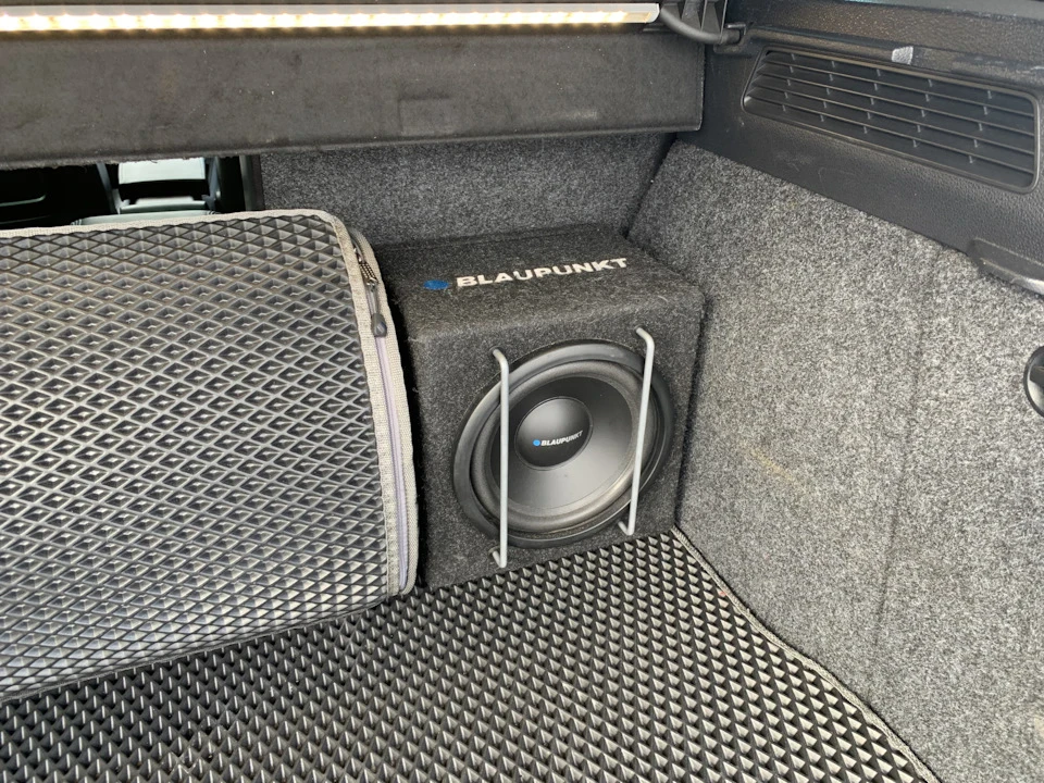 VW Tiguan《Intelligent》: Встановлення та кріплення сабвуфера