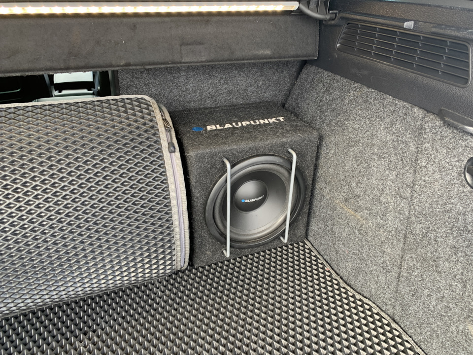 VW Tiguan《Intelligent》: Встановлення та кріплення сабвуфера 1