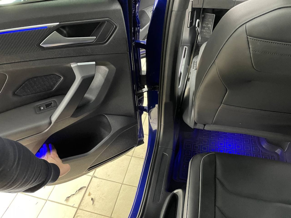 RGB підсвічування, проекція R у двері, Race скін у Tiguan рестайл 4