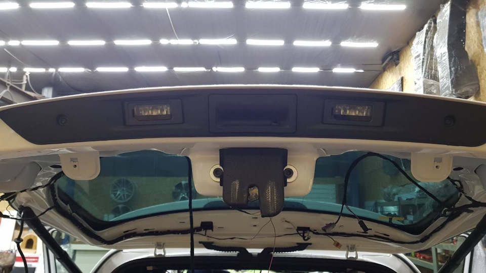 Задня камера в значку 4