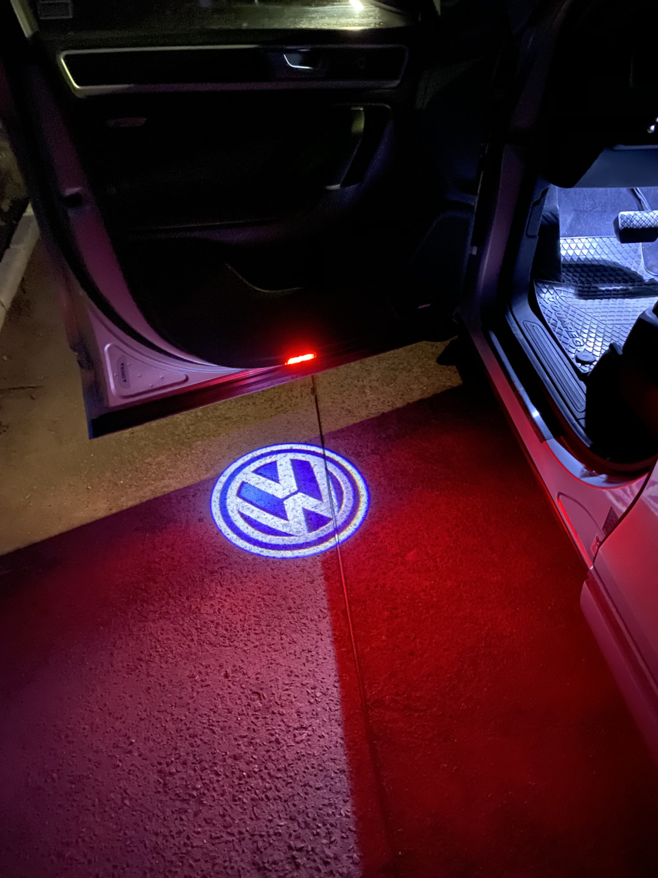 Підсвічування у двері з логотипом VW 2