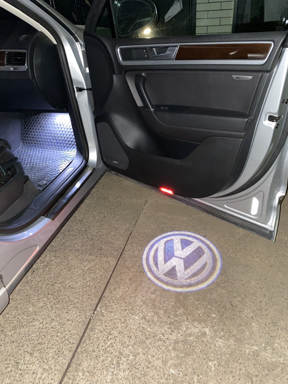 Підсвічування у двері з логотипом VW 1